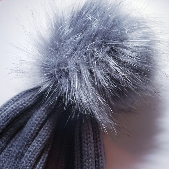 NWOT Grey Ribbed Cuffed Beanie w/ Pom-Pom - Picture 3 of 5